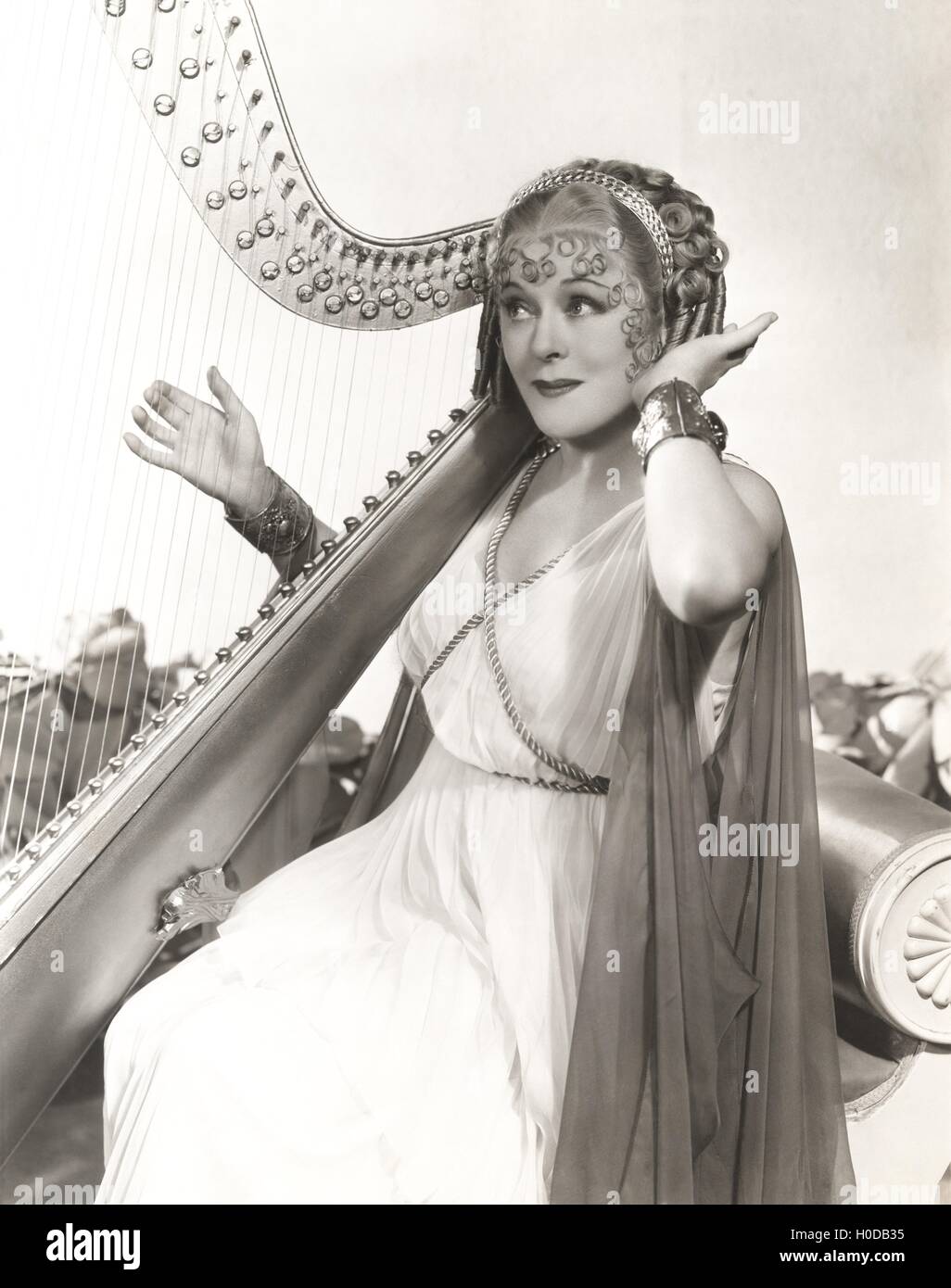 Mujer en griego antiguo disfraz tocando el arpa Fotografía de stock - Alamy