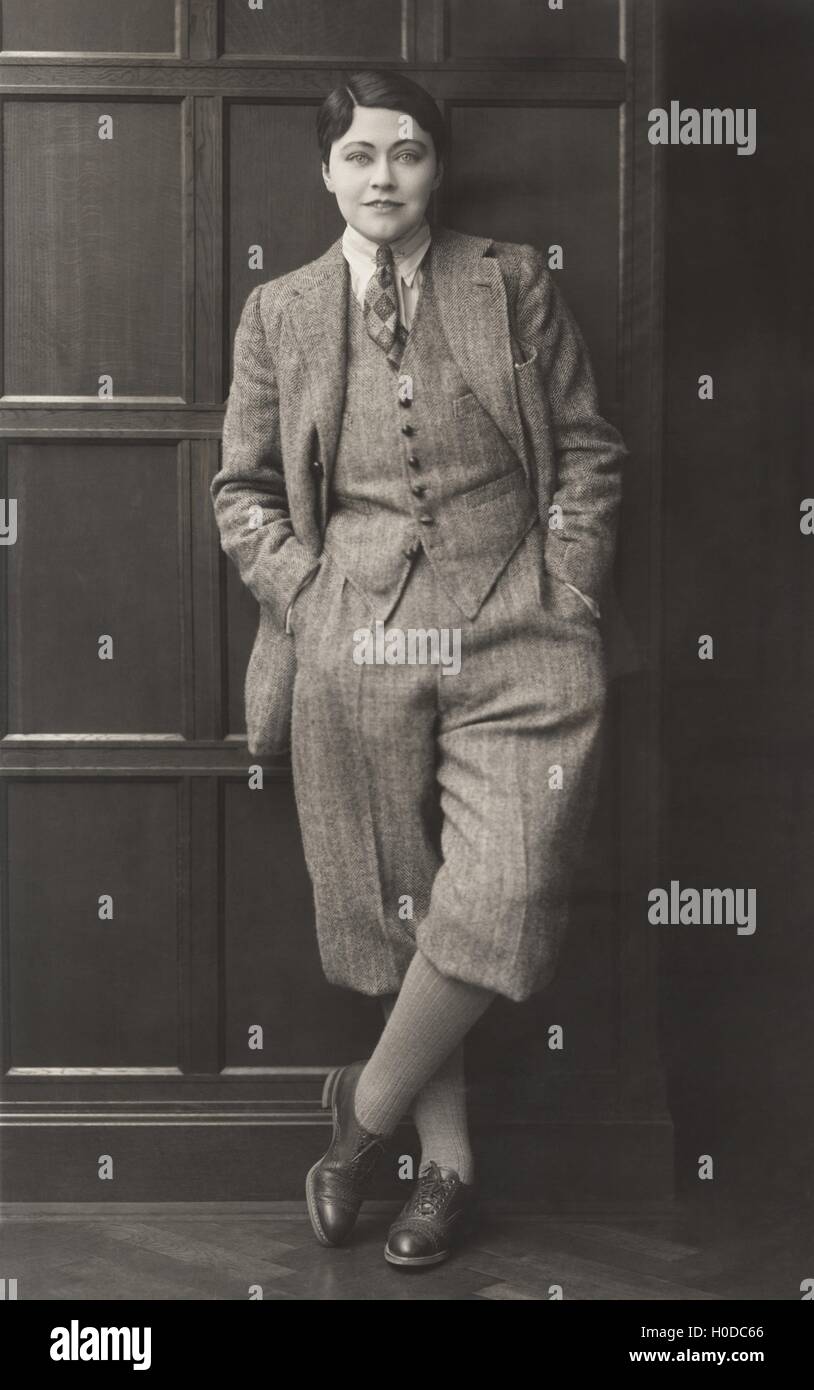 Retrato de una mujer vestida con ropa de hombre, 1920 Fotografía de stock -  Alamy
