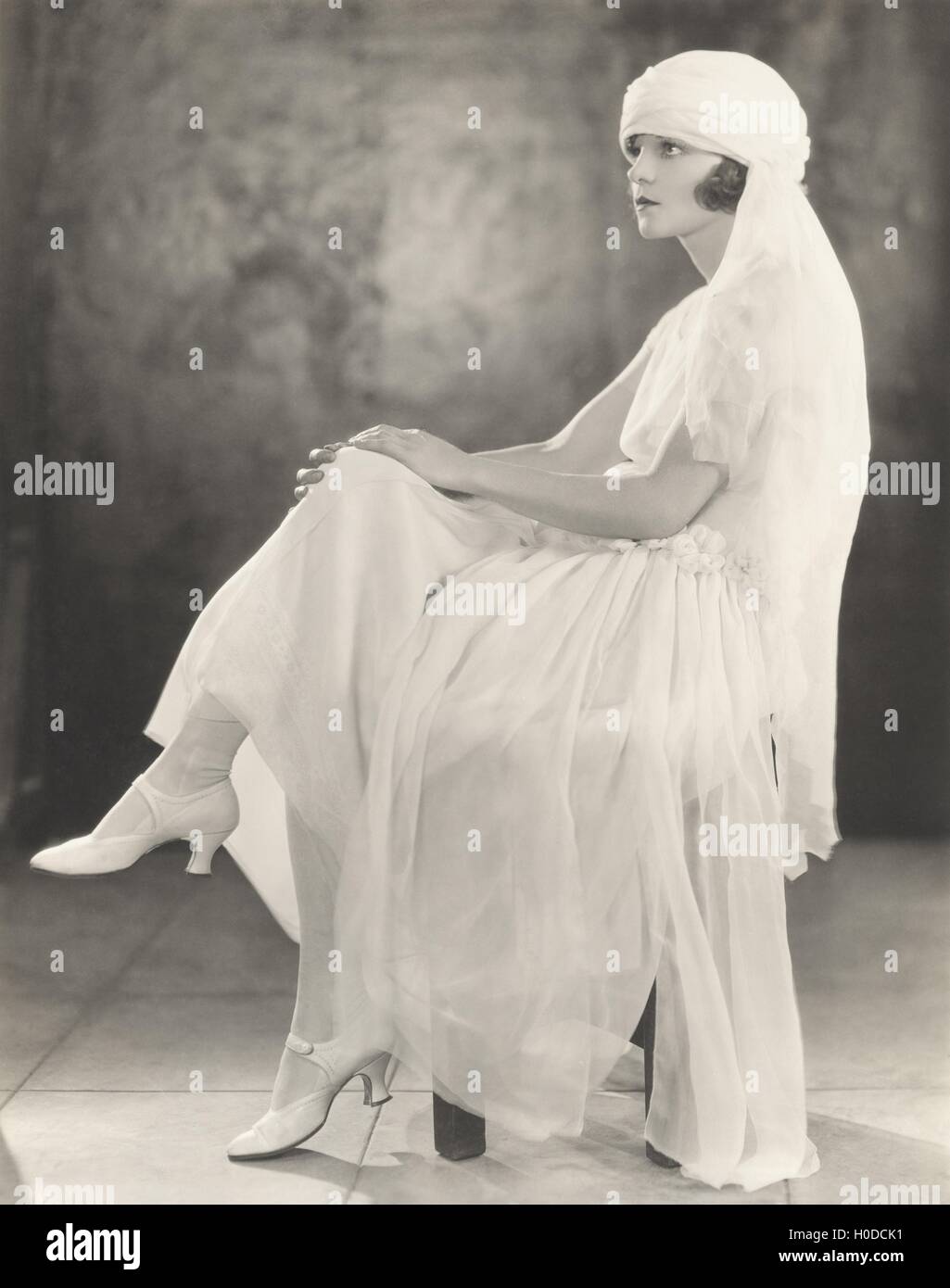 Mujer de Blanco chiffon vestido y velo turbante Foto de stock