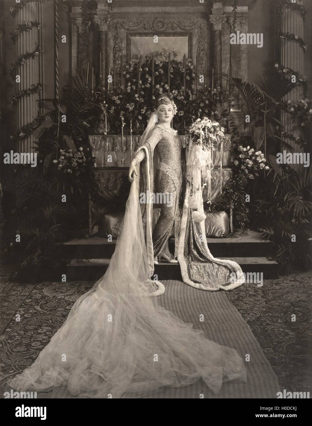Vestidos de novia vestido medieval en altar permanente Fotografía de stock  - Alamy