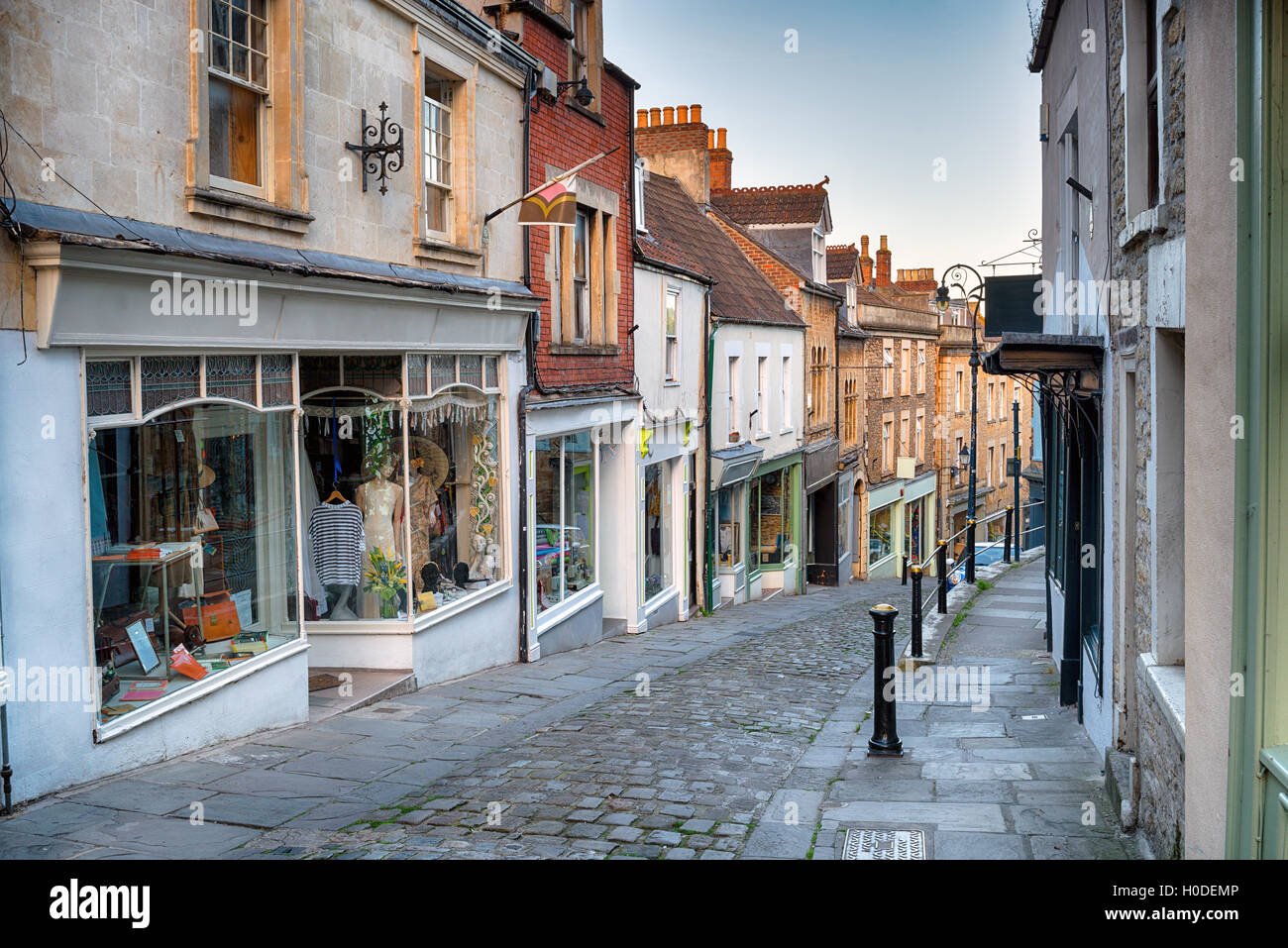 Calles empedradas en Catherines Hill en Frome, Somerset Foto de stock
