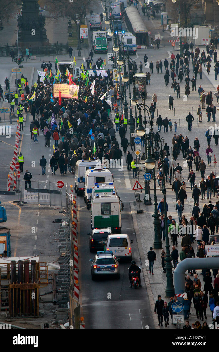 Demostración auf dem Boulevard Unter den Linden, Berlín. Foto de stock