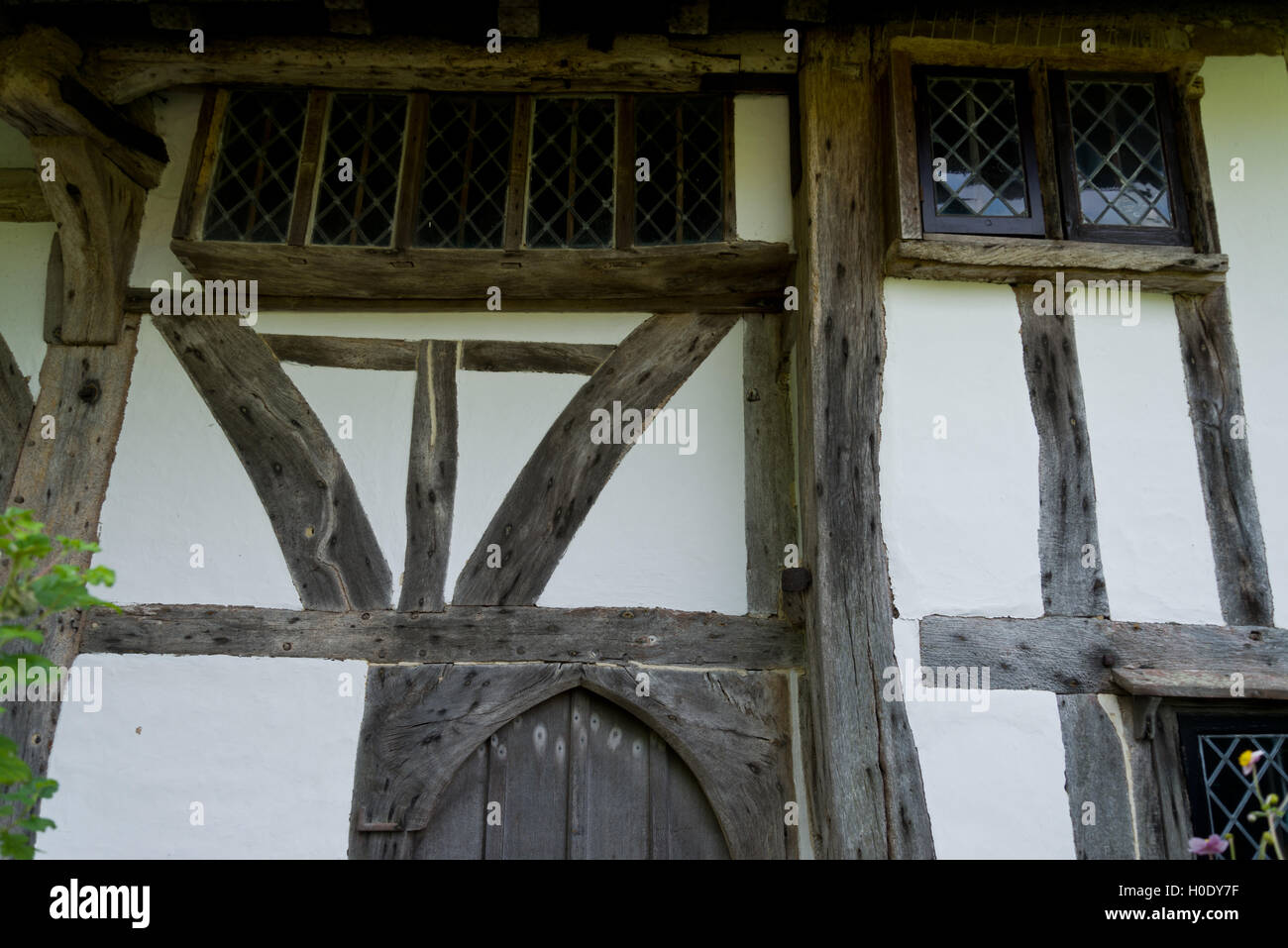 Edificio de entramado de madera en Inglaterra, Reino Unido. Estructura de madera de roble con cañas y barro sedimentado. Pintadas con cal cal. Foto de stock