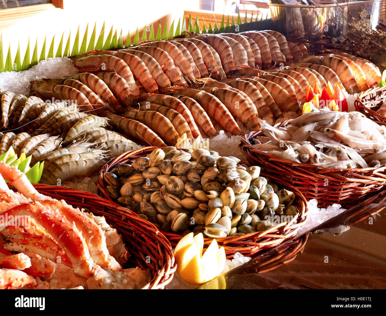 Buffet de mariscos con camarones frescos, calamares, almejas, cangrejos y  langostas Fotografía de stock - Alamy