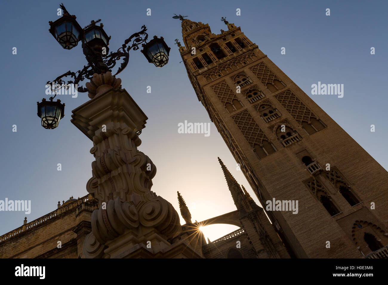 Vista de la parte sudoriental de la Catedral de Sevilla mostrando la Giralda, Sevilla, Andalucía, España Foto de stock