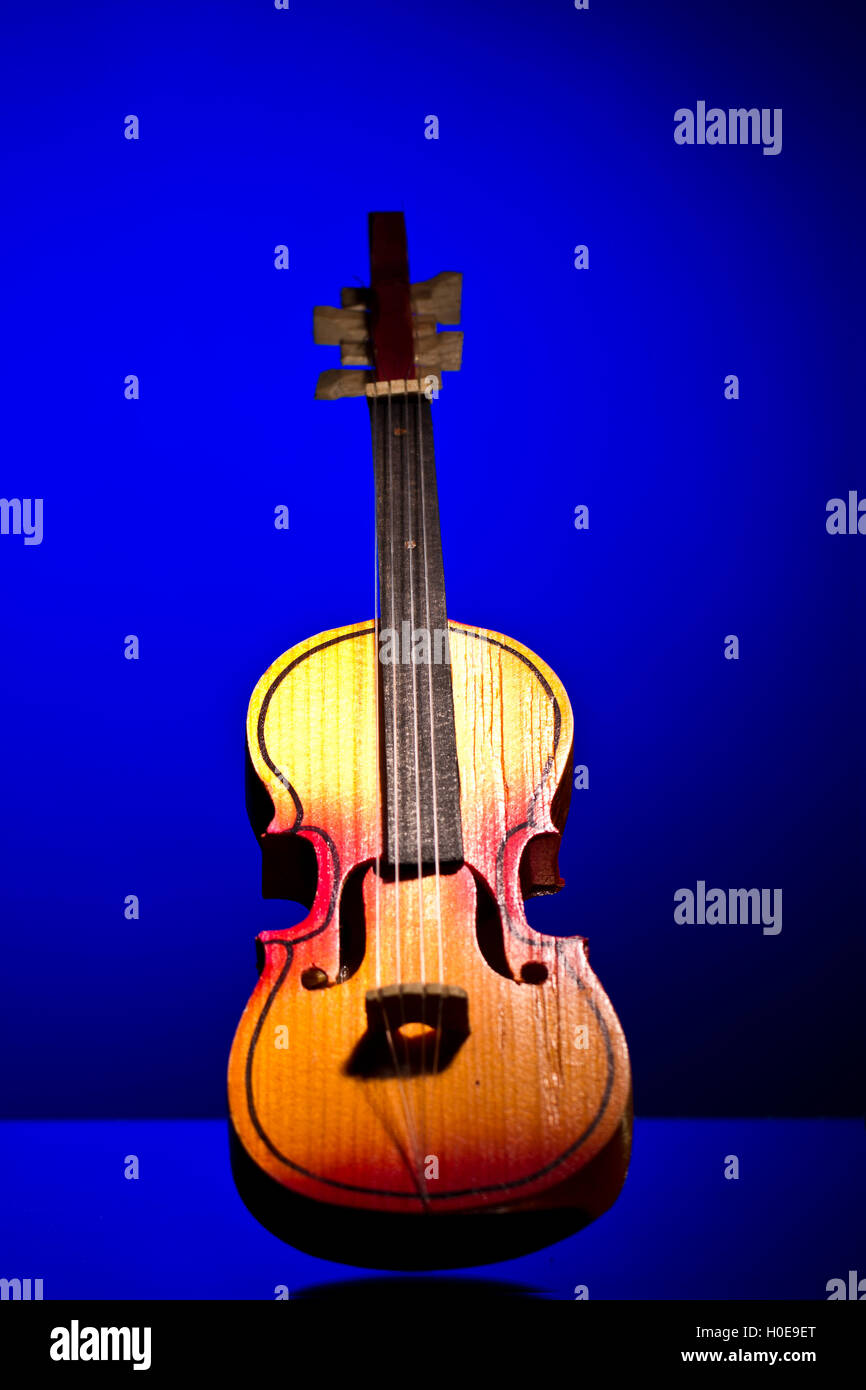 Un violín, tamaño de hecho a mano por artesanos en México en fondo azul Fotografía de - Alamy