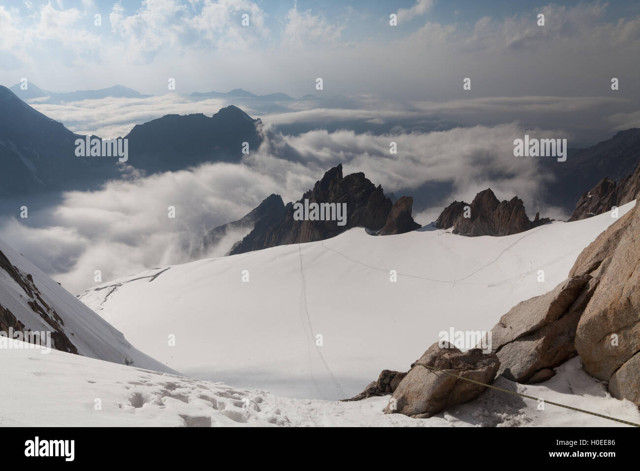 Las montañas Tian Shan. Vista desde la cumbre Foto de stock