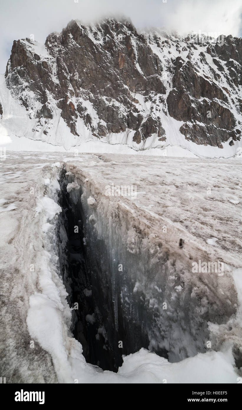 Gran grieta en el glaciar de las montañas Tian Shan Foto de stock