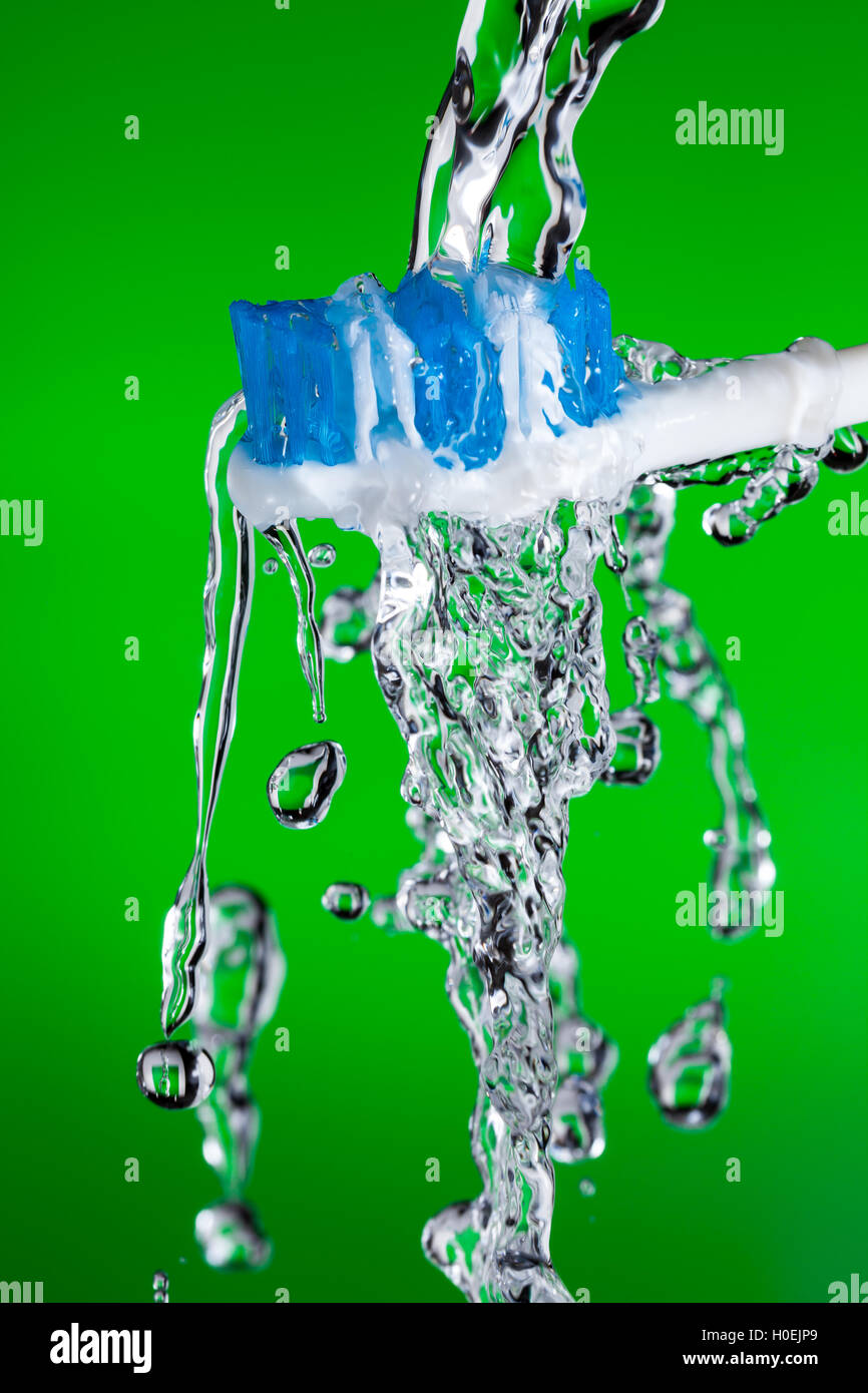 Cepillo de dientes con chorro de agua Foto de stock