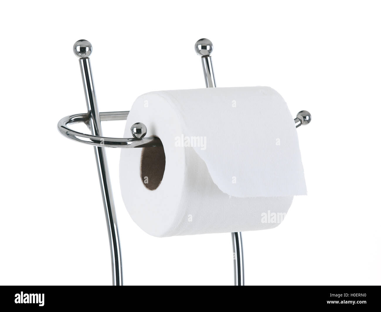 Rollo de papel higiénico completo en el stand sobre fondo blanco puro Foto de stock