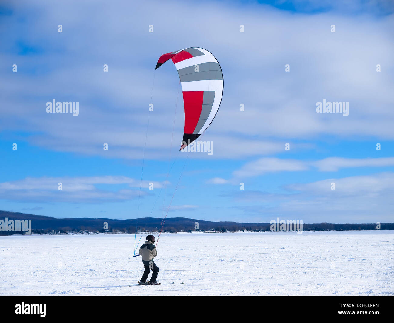 Los hombres ski kite sobre un lago congelado Foto de stock