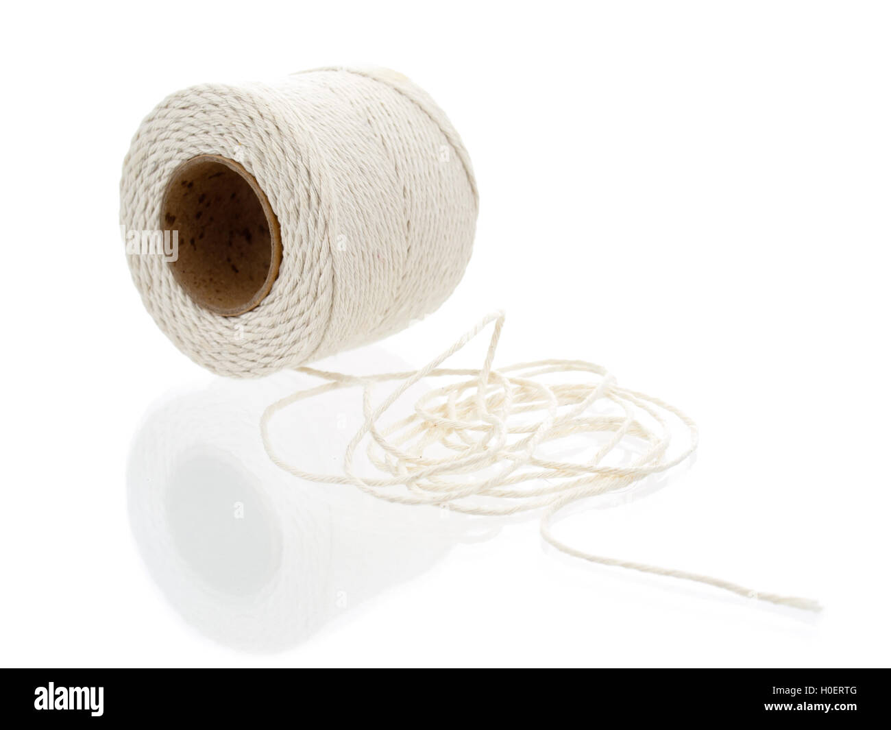 Rollo de cuerda de cáñamo aislado en blanco Foto de stock