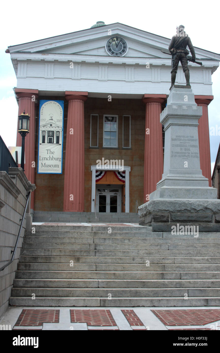 Lynchburg, Virginia, EE.UU. A pasos de la terraza del monumento que conduce a la estatua de la Confederación y al Museo Lynchburg. Foto de stock