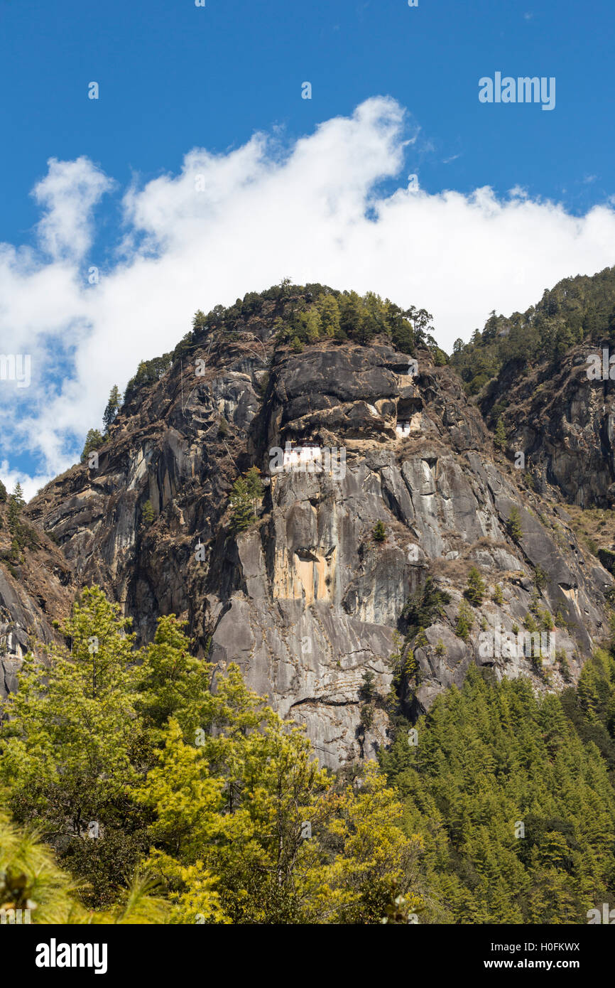 Vista lejana del monasterio de Tiger's Nest cerca de Paro, Bhután Foto de stock