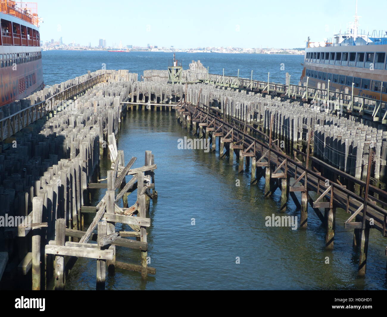 Pilares de madera tratadas presión de Staten Island Ferry atraca Foto de stock