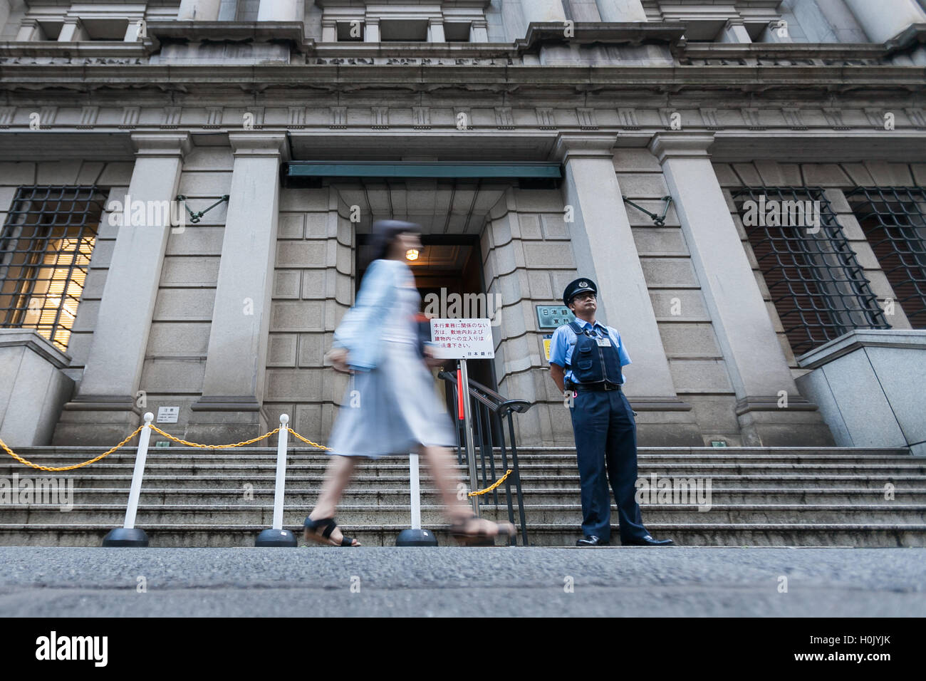 Un guardia de seguridad vigila la entrada del Banco de Japón (BOJ) el 21 de  septiembre de 2016, Tokio, Japón. El Banco de Japón (BOJ) anunció que iba a  modificar su marco
