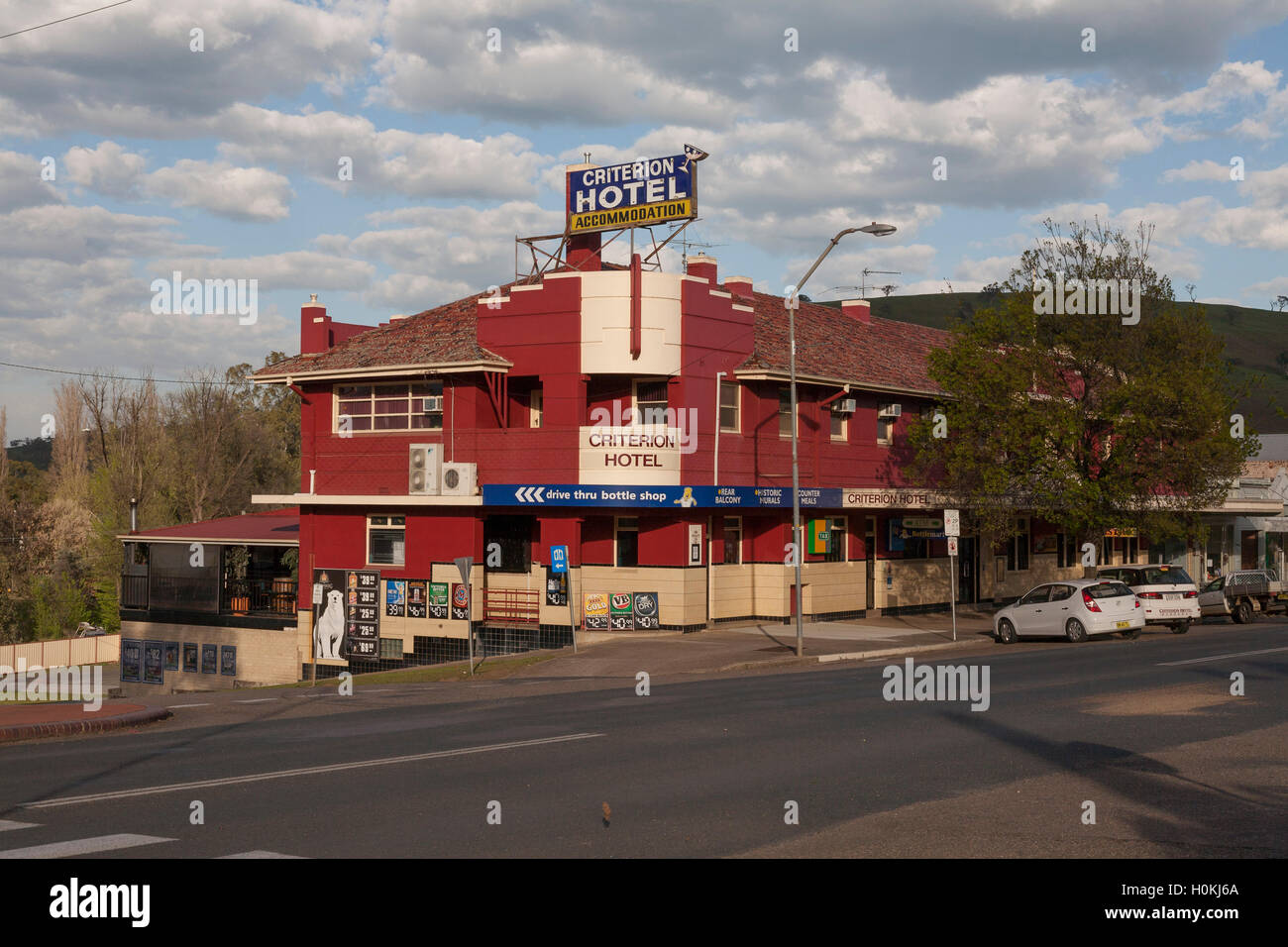 El estilo arquitectónico art deco del criterio Hotel Sheridan Street Gundagai Nueva Gales del Sur, Australia. Foto de stock