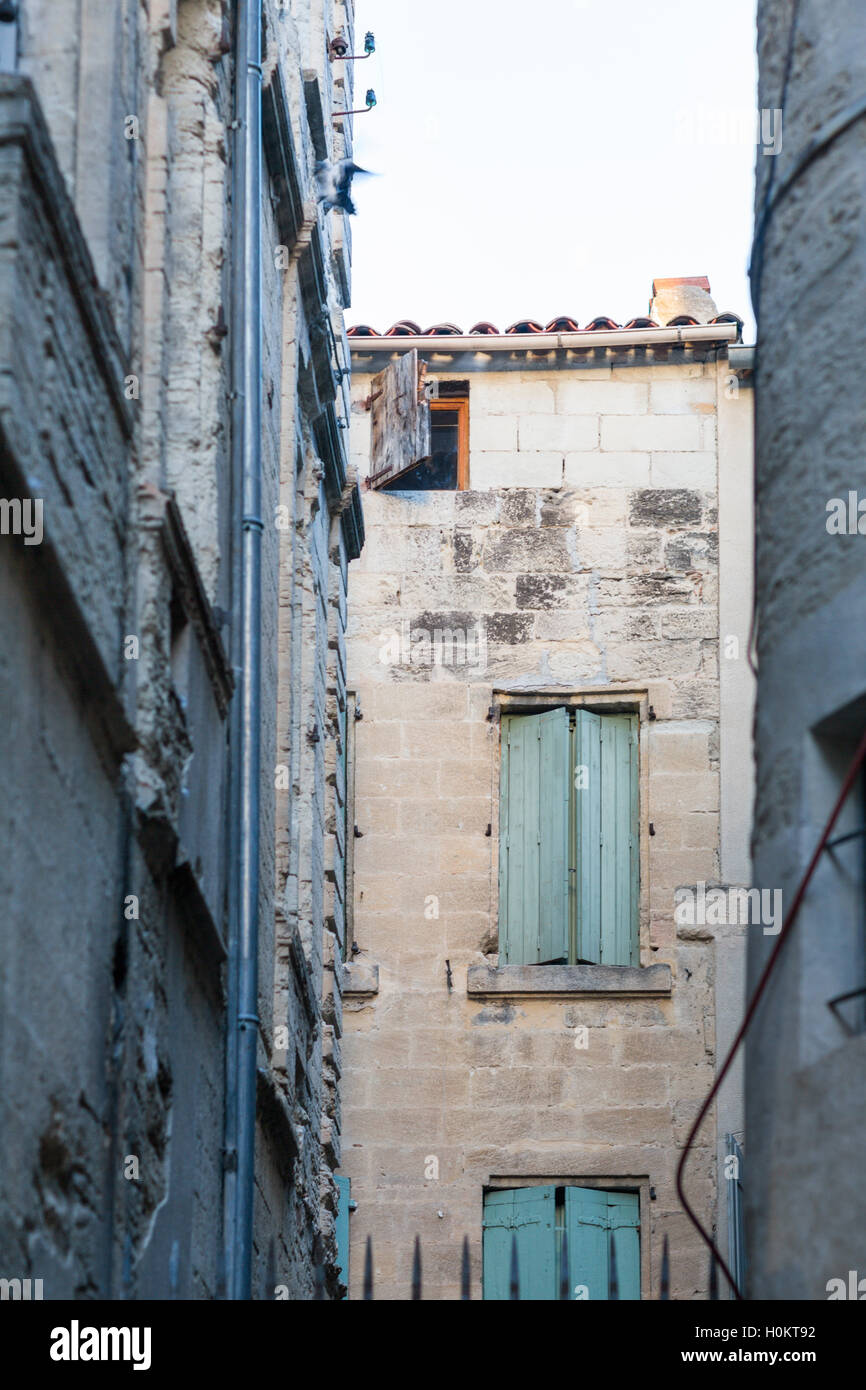 Antiguo edificio exterior, Uzes, Languedoc, Francia Foto de stock