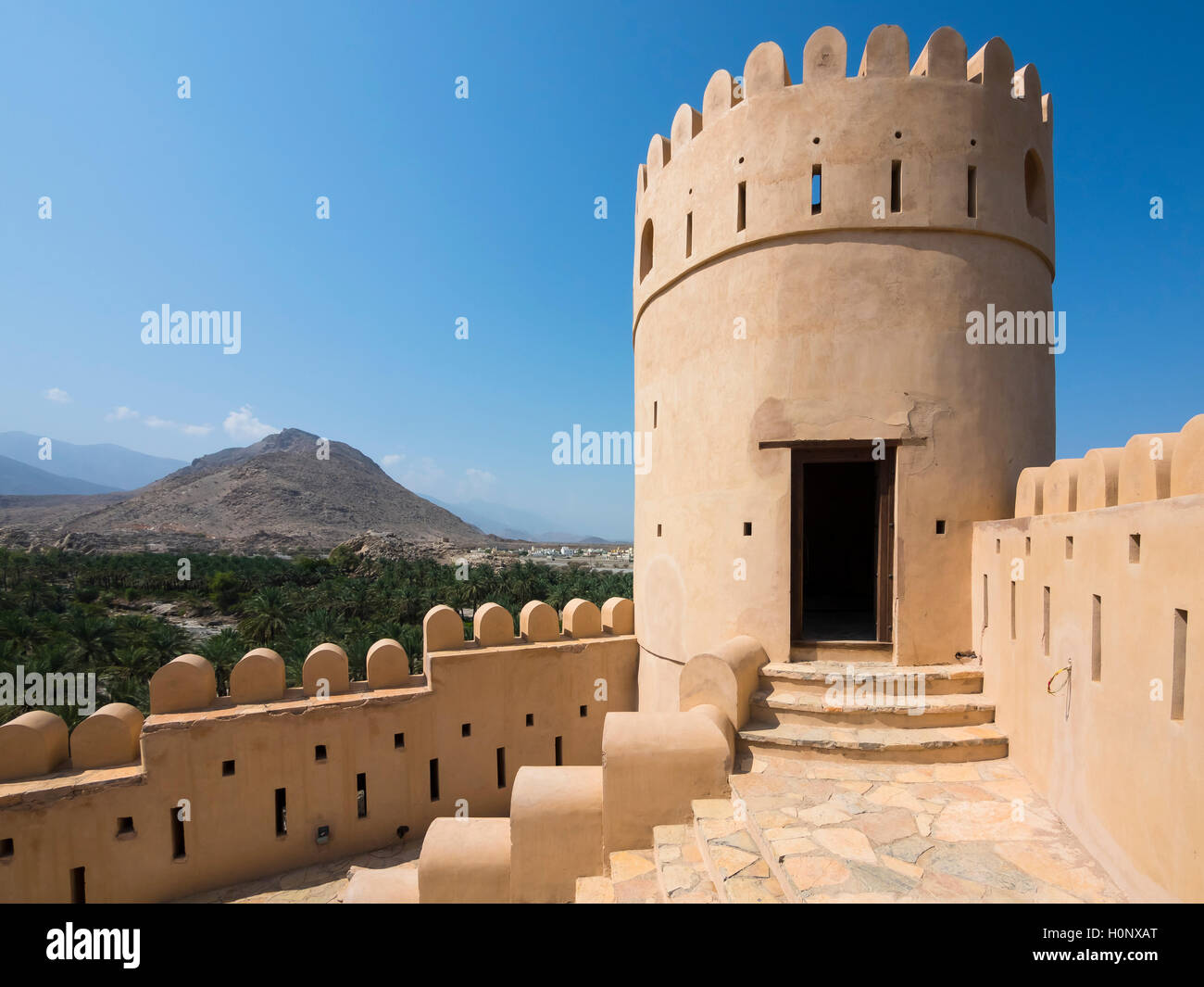 Fort Nakhl, oder Husn Al Heem, Festung, über Oase Nakhl auf Jebel Nakhl Massiv, historischer Lehmbau, Provinz Al-Batinah, Sultan Foto de stock