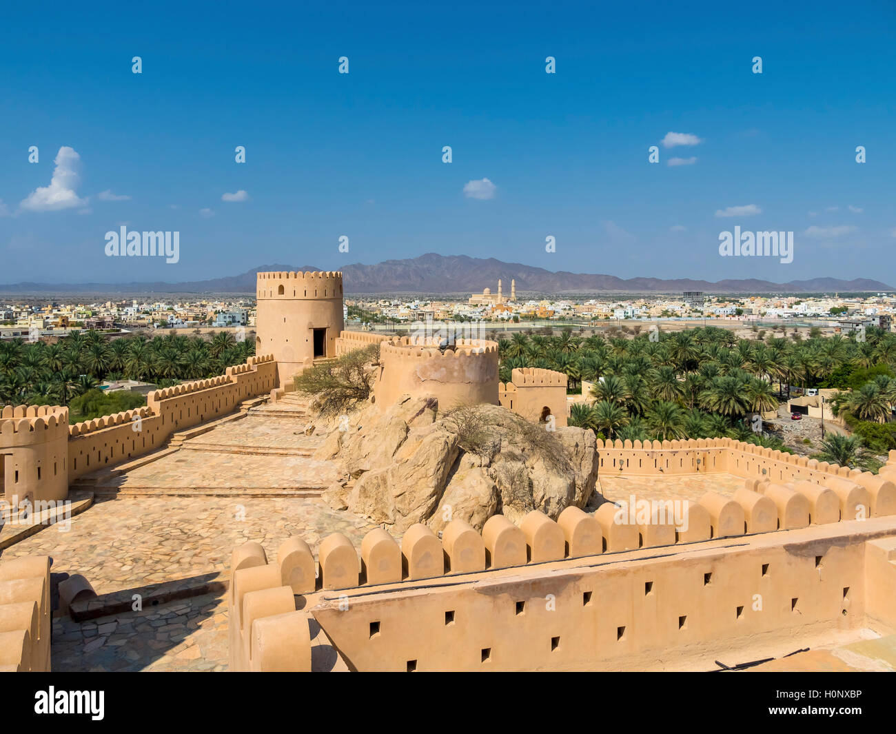 Fort Nakhl, oder Husn Al Heem, Festung, über Oase Nakhl auf Jebel Nakhl Massiv, historischer Lehmbau, hinten Nachl mit der große Foto de stock