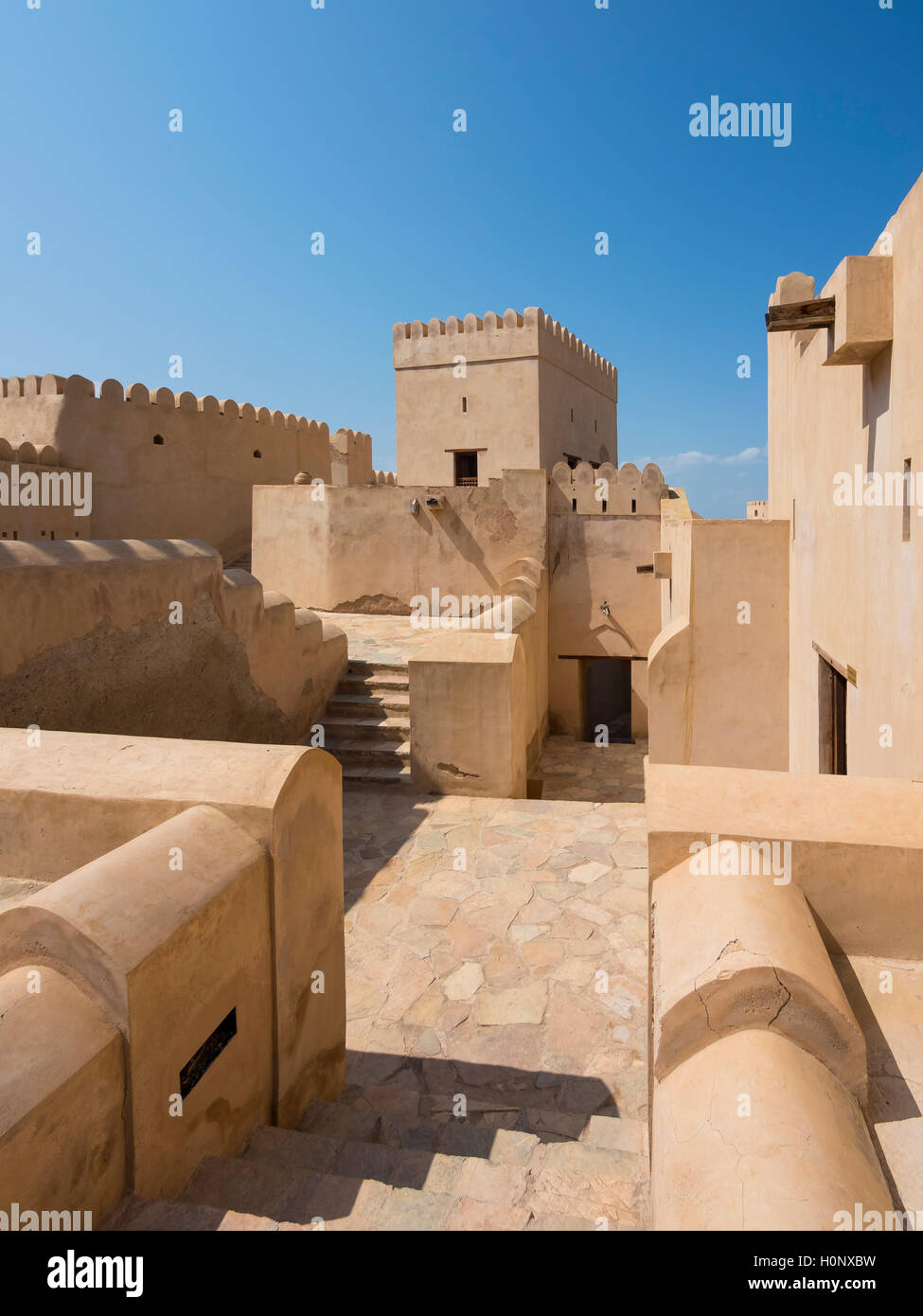 Innenhof von Fort Nakhl, oder Husn Al Heem, Festung, über Oase Nakhl auf Jebel Nakhl Massiv, historischer Lehmbau, Provinz Al-Ba Foto de stock