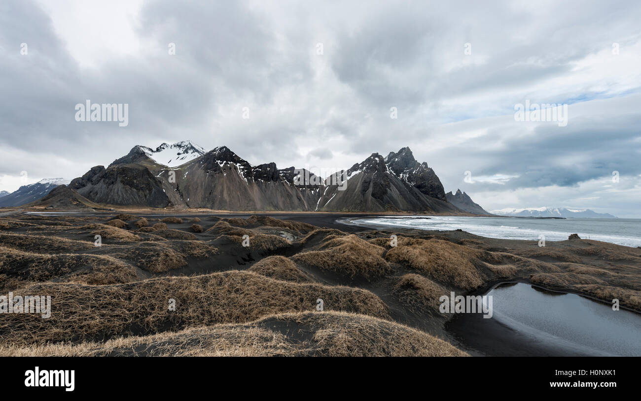 Montañas, y Kambhorn Klifatindur Eystrahorn Stokksnes Klifatindur, cabecera, cordillera, Región Oriental, Islandia Foto de stock