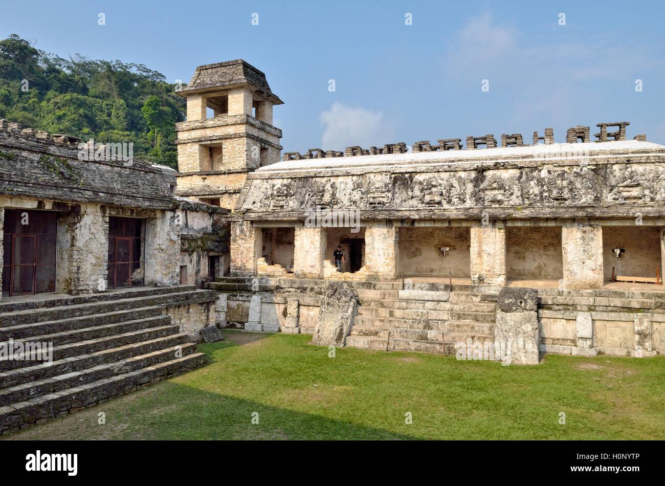 Patio de los Cautivos con torre, El Palacio, las ruinas mayas de Palenque, Chiapas, México. Foto de stock