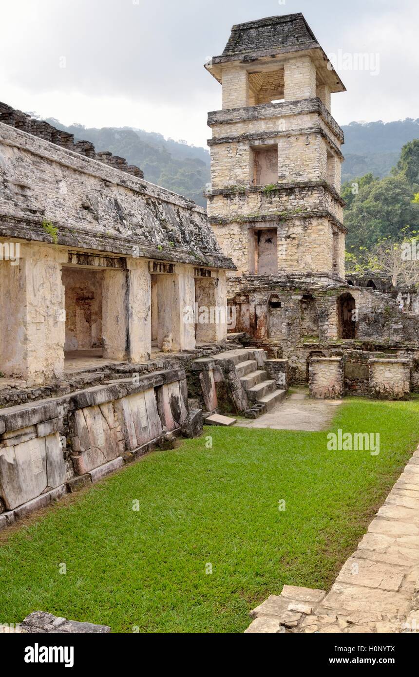 Patio de los Guerreros con torre, las ruinas mayas de Palenque, Chiapas, México. Foto de stock