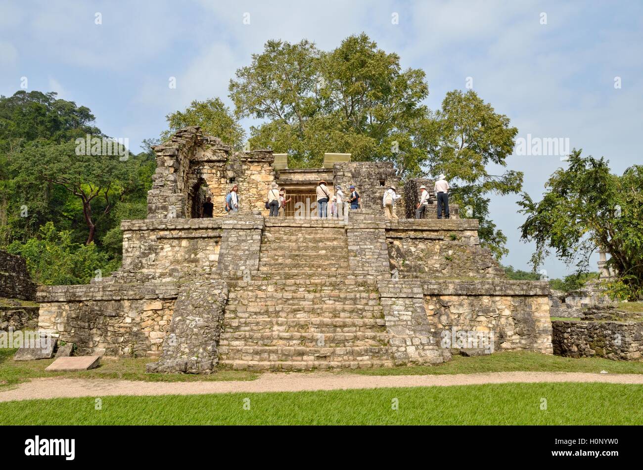 Grupo de turistas en el Templo XIV, las ruinas mayas de Palenque, Chiapas, México. Foto de stock