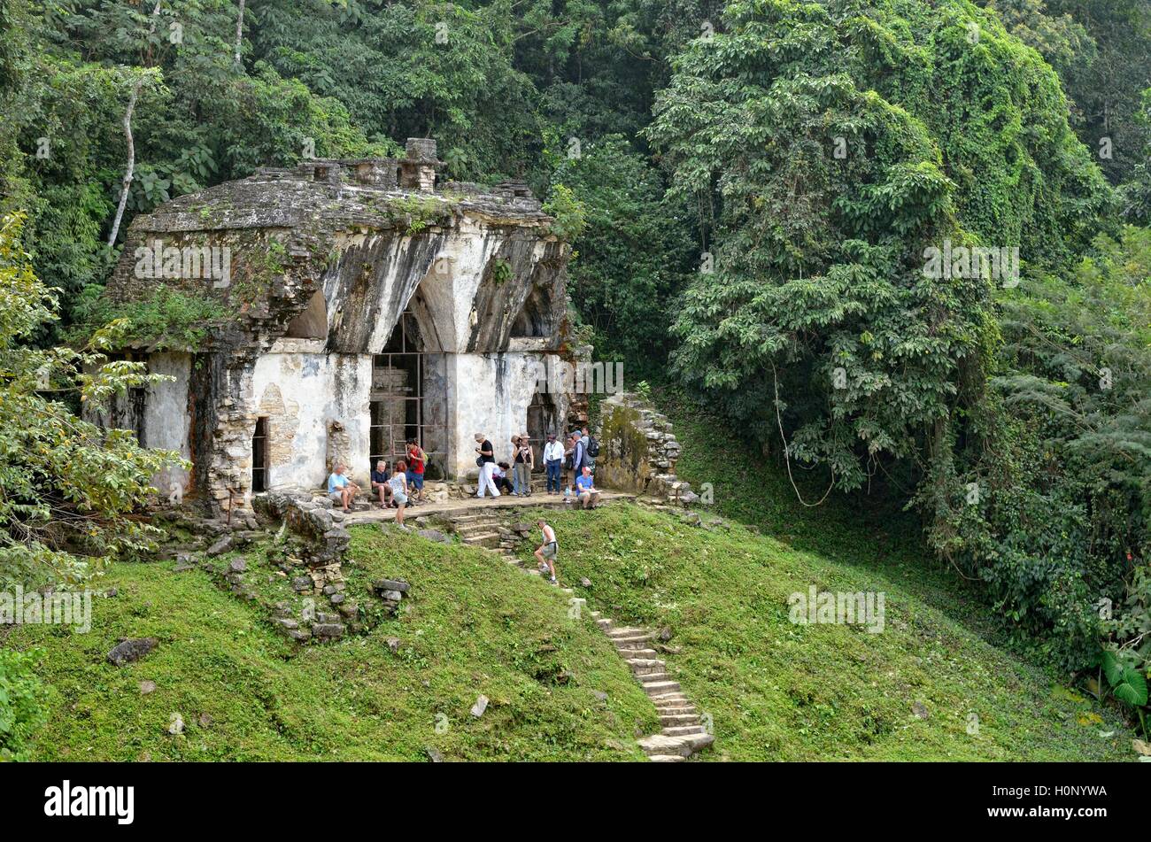 Los turistas en el Templo de la Cruz Foliada, las ruinas mayas de Palenque, Chiapas, México. Foto de stock
