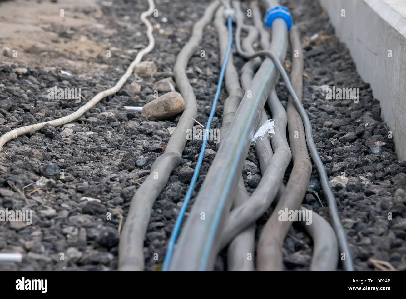 Power cables ground fotografías e imágenes de alta resolución - Alamy