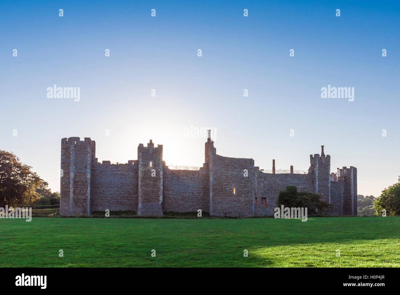 Inglaterra castillo medieval, muro cortina de un castillo del siglo XII, en Suffolk, Inglaterra, Reino Unido, visto al atardecer desde dentro de su parque que le rodea. Foto de stock