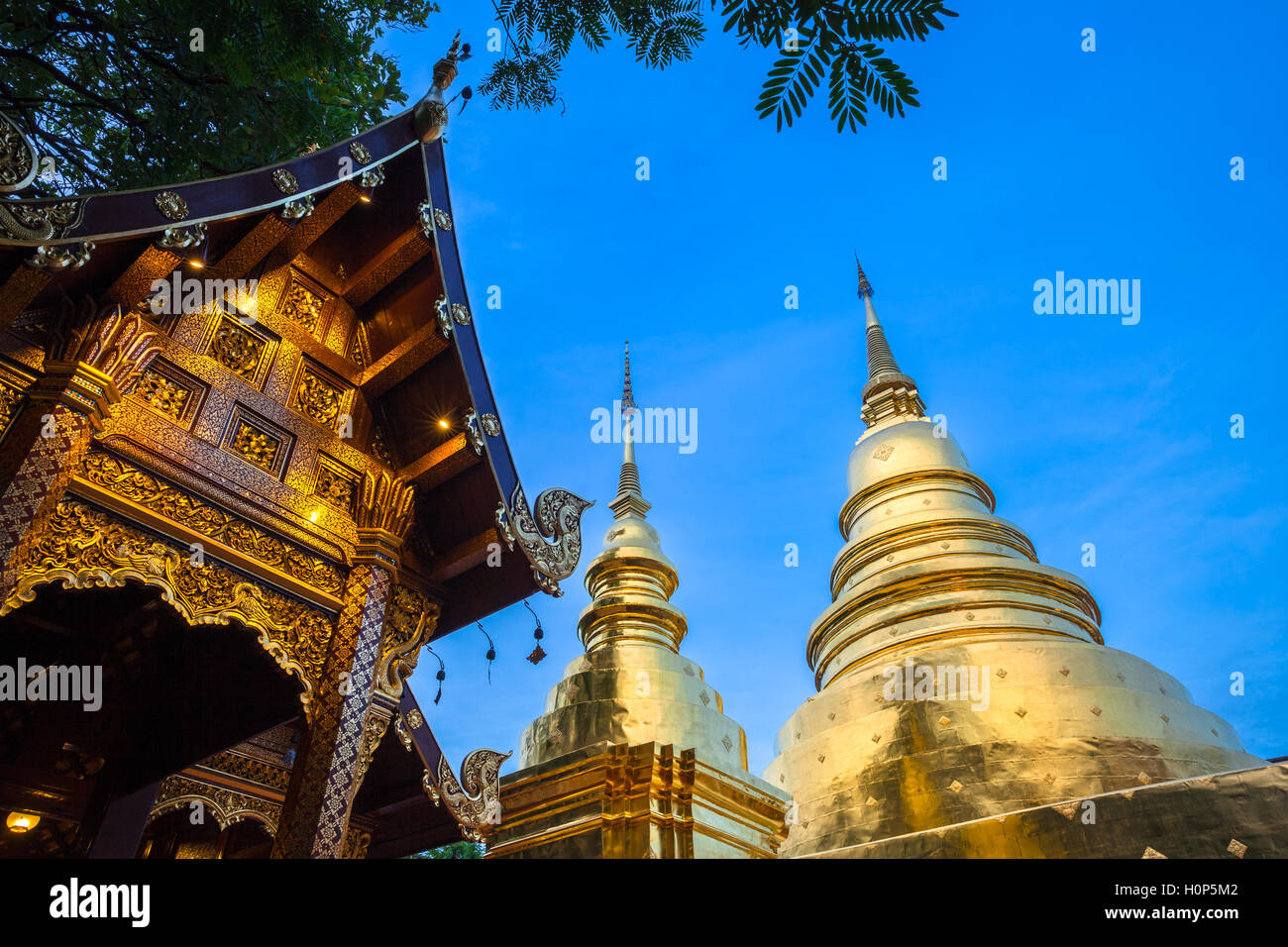 Ver el atardecer del templo Wat Phra Singh, el templo más venerado en Chiang Mai, Tailandia. Foto de stock