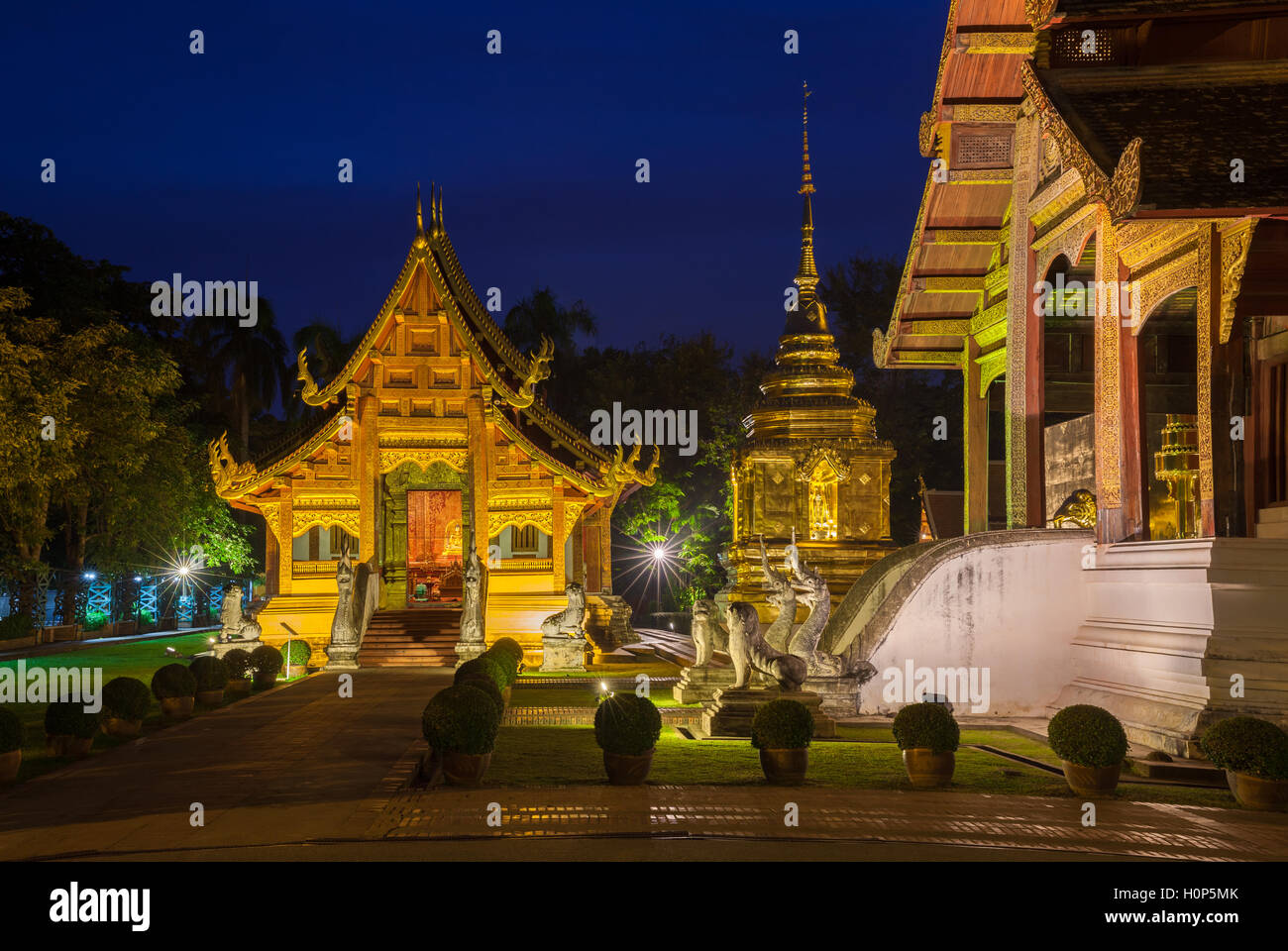 Ver el atardecer del templo Wat Phra Singh, el templo más venerado en Chiang Mai, Tailandia. Foto de stock