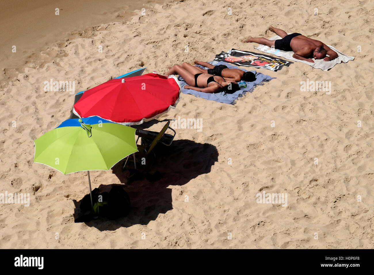 Vista aérea de una familia tomando el sol en la playa. Foto de stock