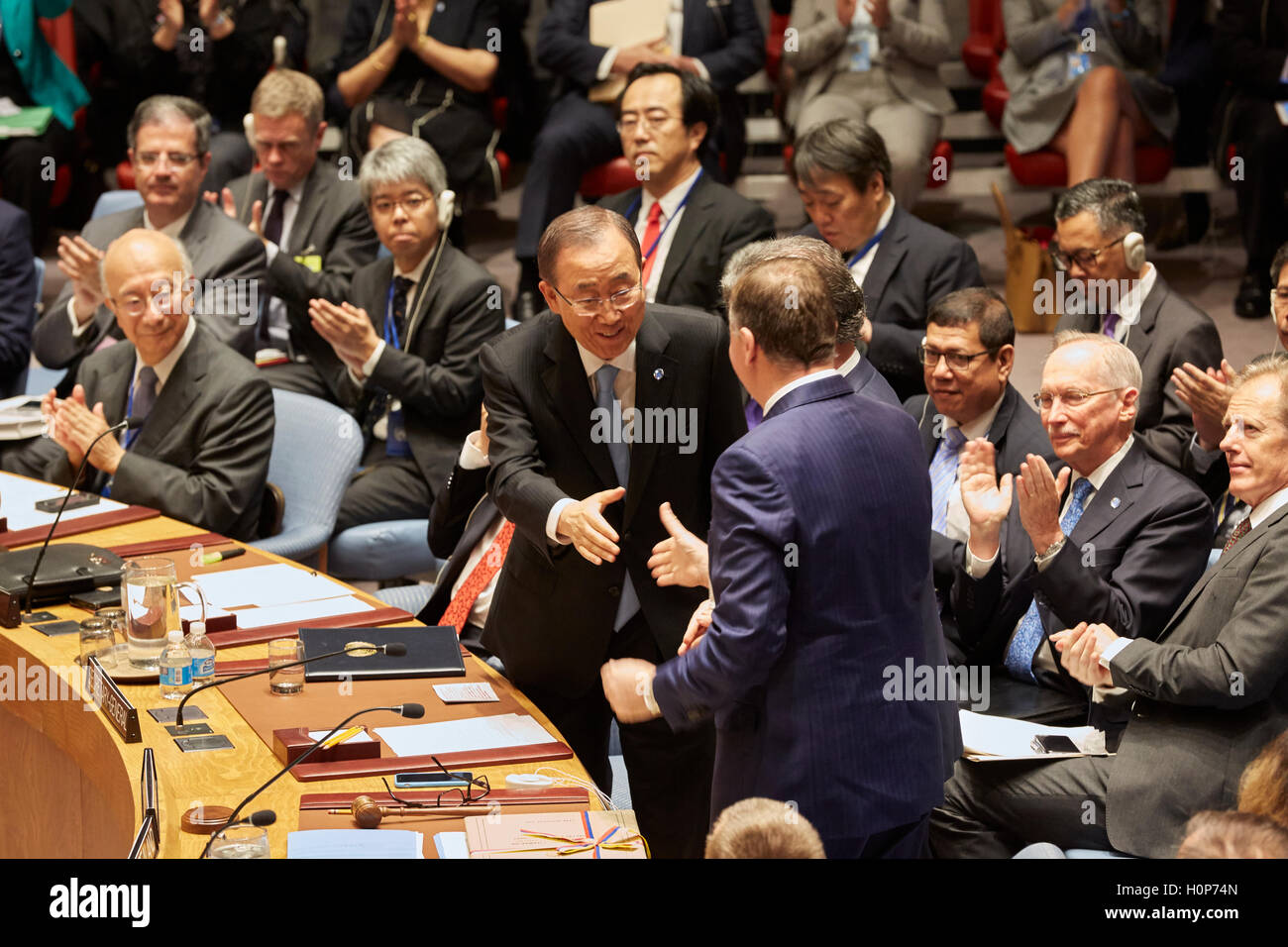 Nueva York, Estados Unidos. 21 Sep, 2016. Después de más de cuatro años de arduas negociaciones con las Fuerzas Armadas Revolucionarias de Colombia-EP, un acuerdo de paz está finalmente al alcance de la mano. El Secretario General Ban Ki-moon, señaló que, "el Presidente Santos, saludo su visión, valentía y liderazgo a través de negociaciones para poner fin a un conflicto que ha causado tanto sufrimiento para el pueblo colombiano durante tantos decenios." crédito: Mark Sullivan J/Pacific Press/Alamy Live News Foto de stock