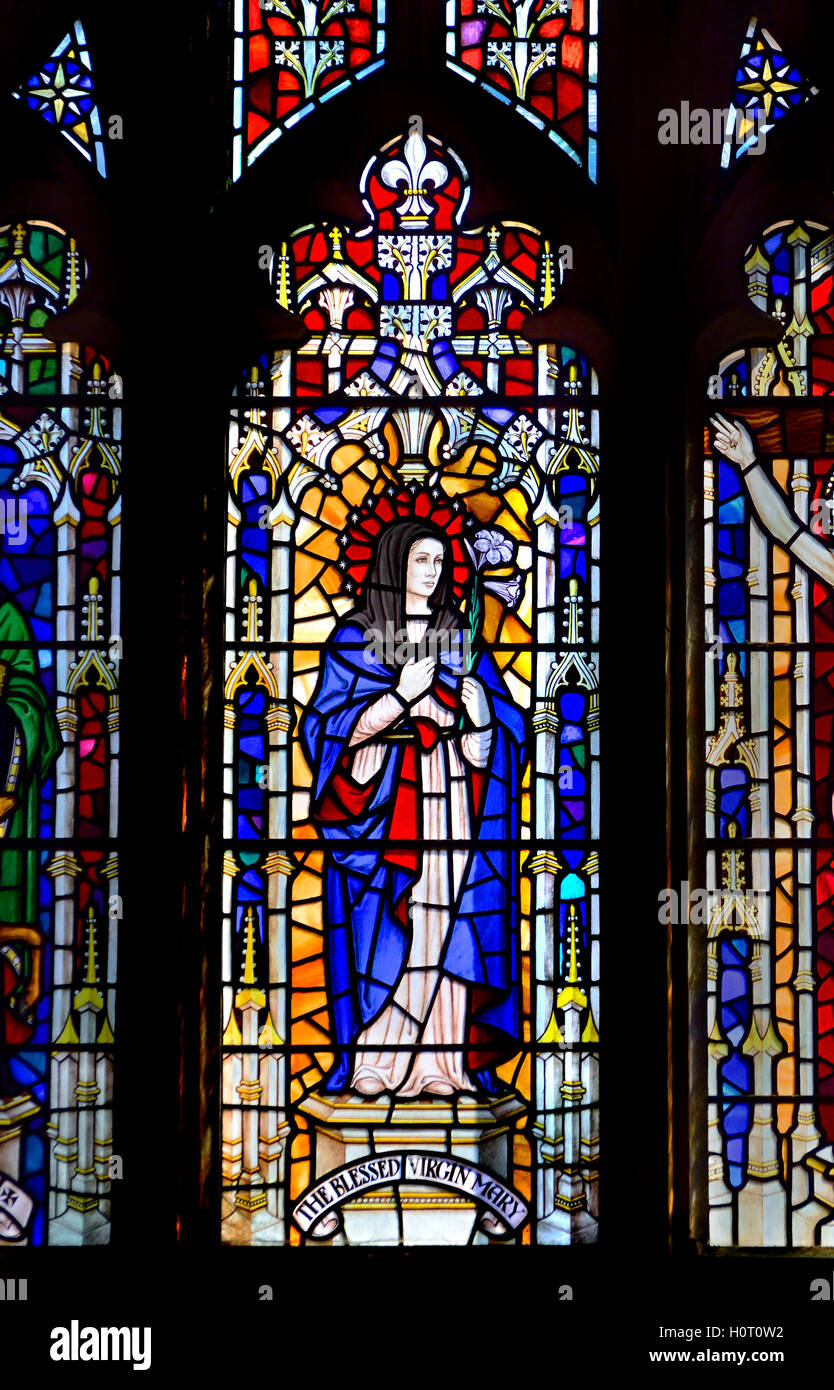 Londres, Inglaterra, Reino Unido. St Giles' Iglesia Cripplegate, Fore Street (Barbacana). Vidriera: la Santísima Virgen María Foto de stock