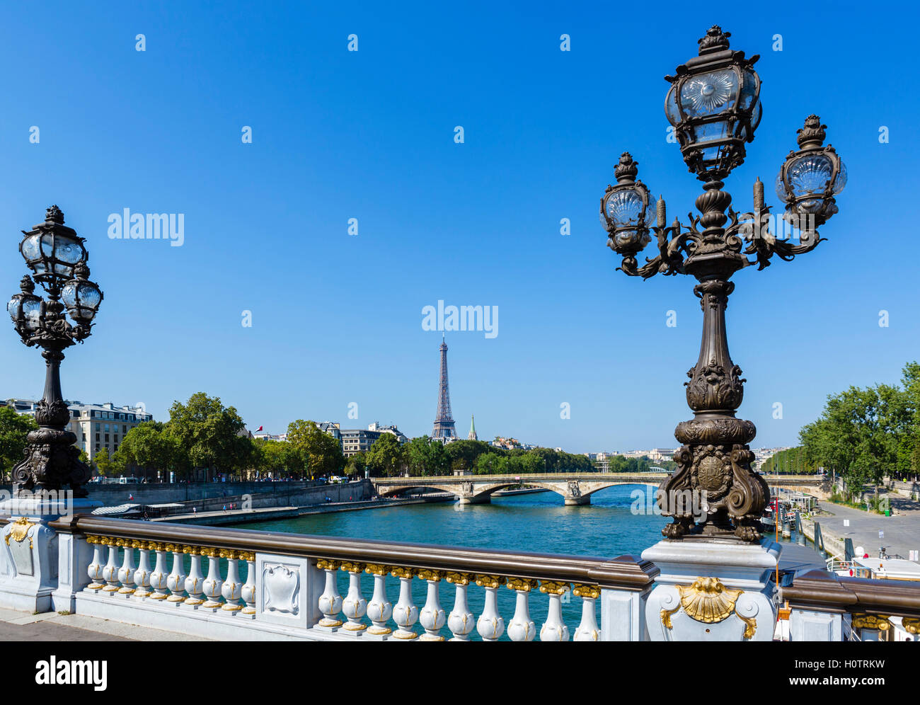 El río Sena y la Torre Eiffel (Tour Eiffel) de Alexander III Bridge (Puente Alexandre III), París, Francia Foto de stock