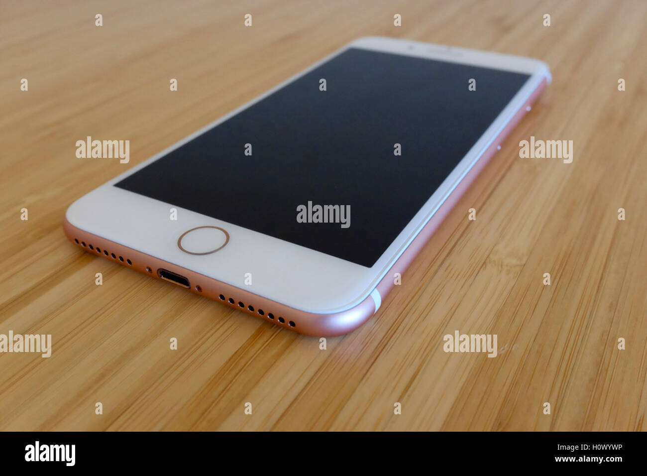 Vista de iPhone 7 más la rosa de oro. El iPhone 7 Plus es nuevo smartphone  producido por Apple Computer, Inc Fotografía de stock - Alamy
