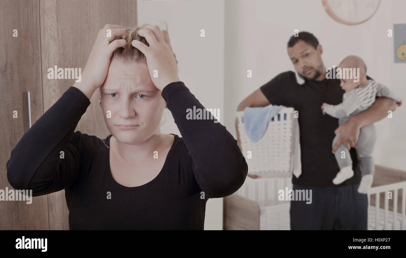 Marido teniendo cuidado de todo solo, como esposa sufre de depresión posparto Foto de stock