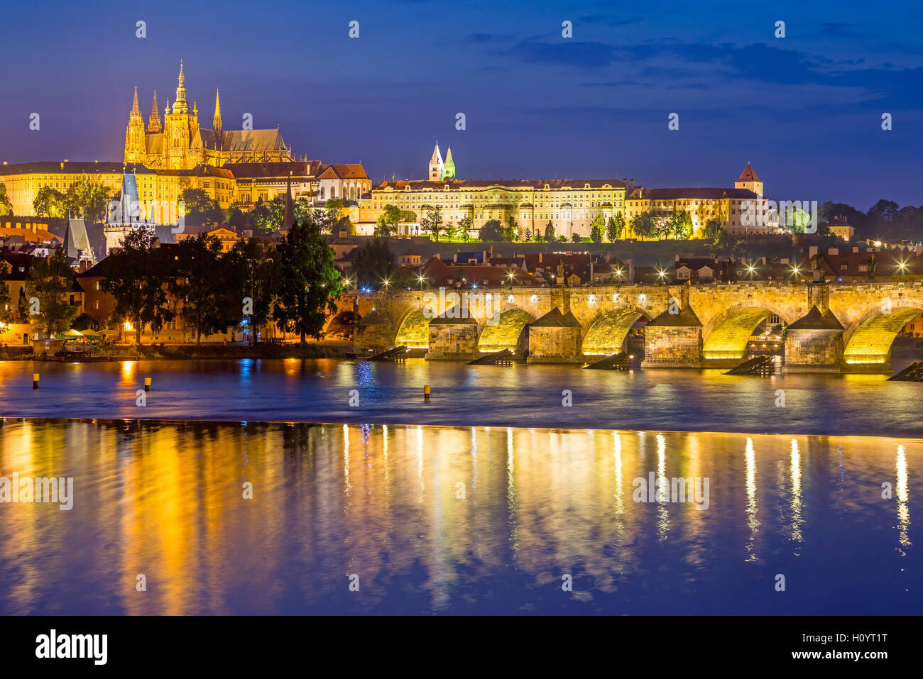 Vistas del río Vltava, el Puente de Carlos y el castillo de más allá. Praga República Checa Europa Foto de stock