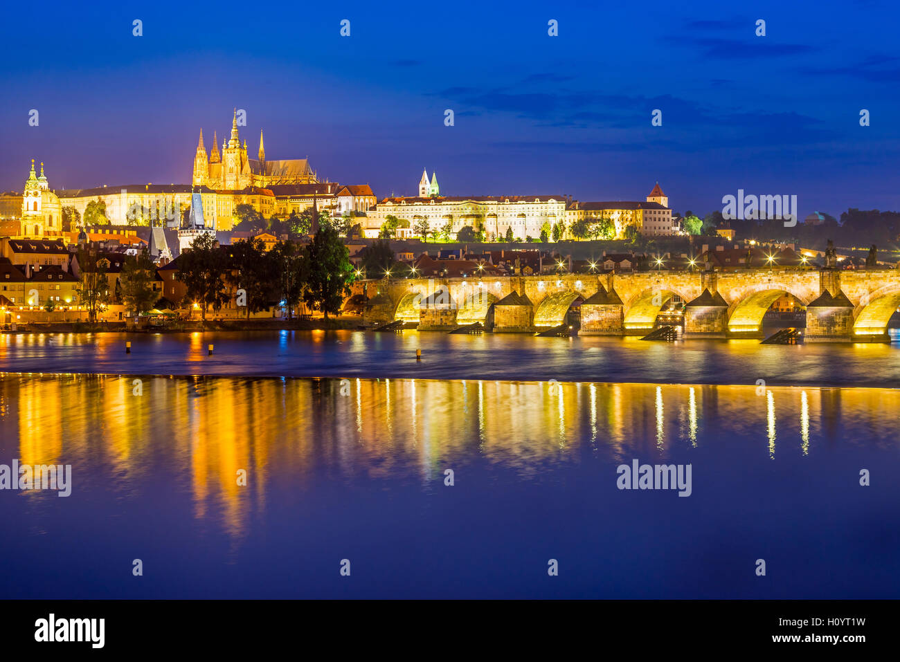 Vistas del río Vltava, el Puente de Carlos y el castillo de más allá. Praga República Checa Europa Foto de stock