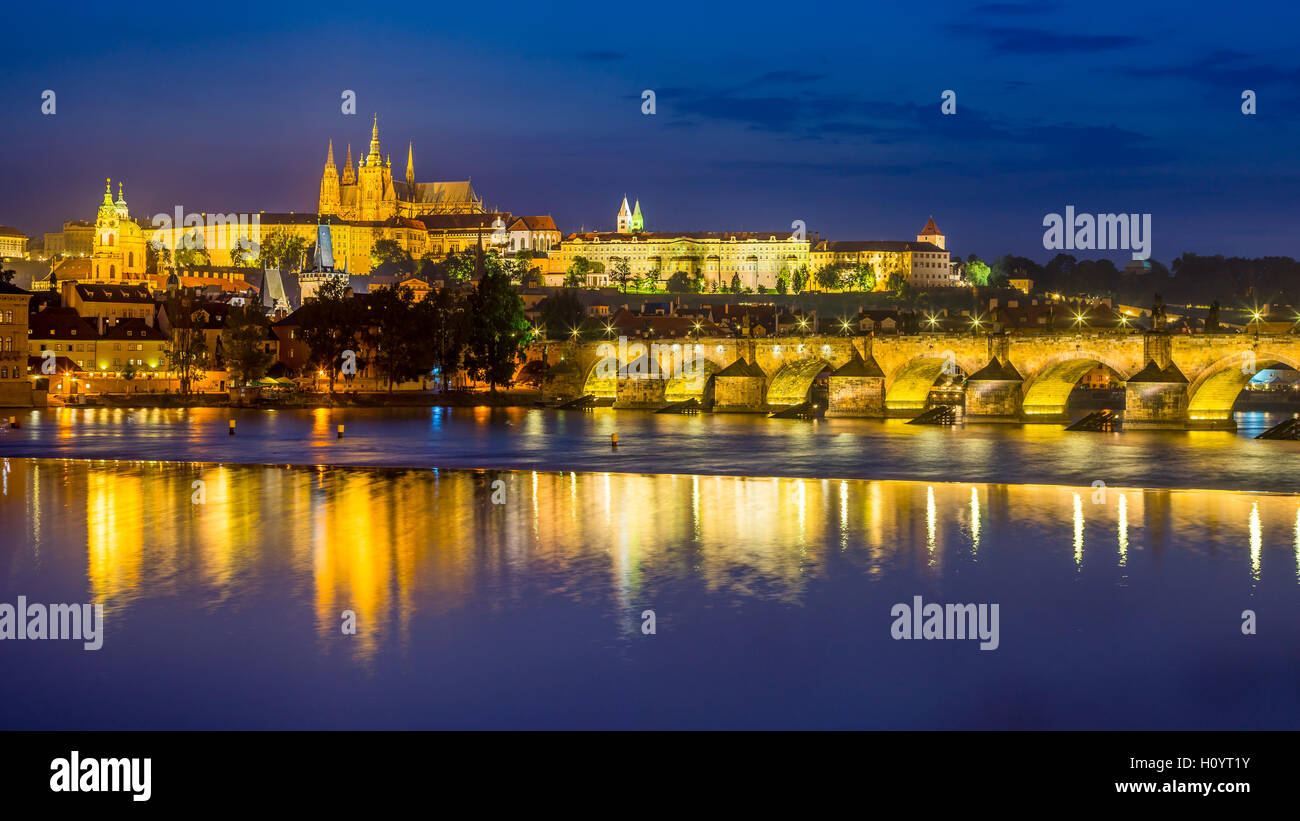 Vistas del río Vltava, el Puente de Carlos y el castillo de más allá. Praga República Checa Europa Foto de stock