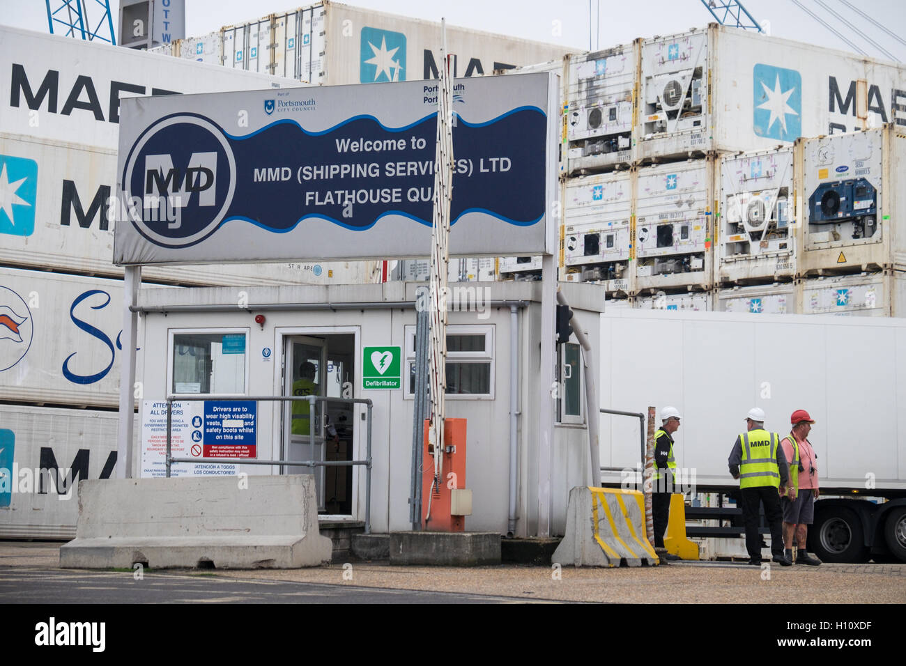 Los trabajadores a la entrada del MMD Shipping Services Ltd astillero en Flathouse Quay en Portsmouth Dockyard. Foto de stock