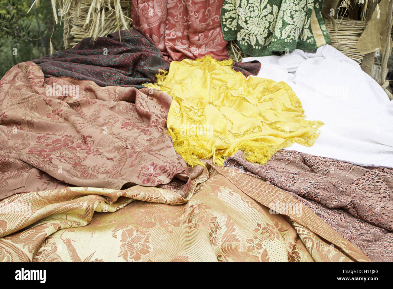 Manteles bordados y tejidos en tienda de ropa, decoración Foto de stock