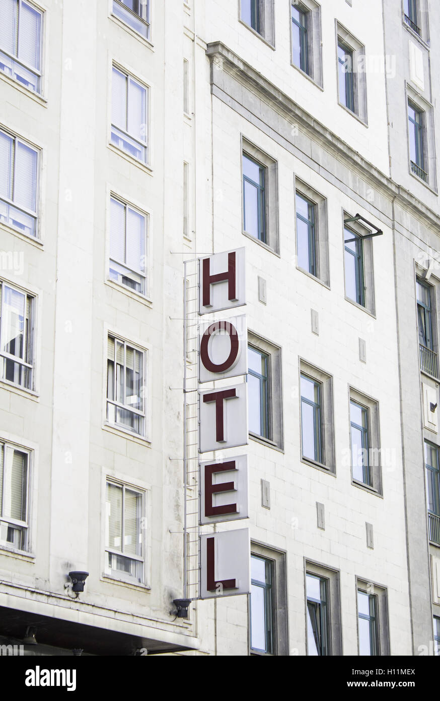 Hotel en la ciudad con el signo, turismo y viajes Foto de stock