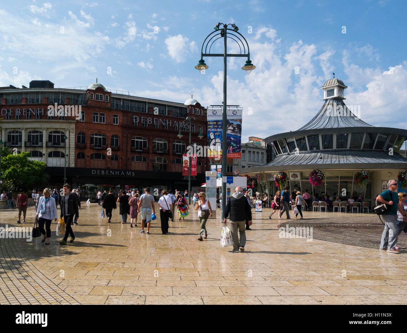 La plaza peatonal de la plaza del centro de la ciudad Bournemouth Dorset, Inglaterra con Debenhams almacenar en el fondo Foto de stock