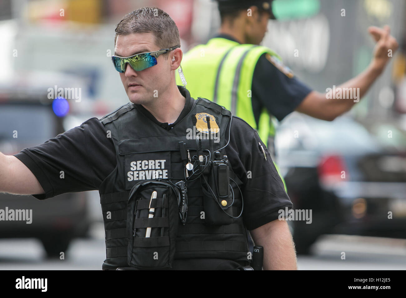 Un agente del Servicio Secreto está ayudando a dirigir el tráfico y mantener el carril reservado claras durante una Asamblea General de la ONU. Foto de stock