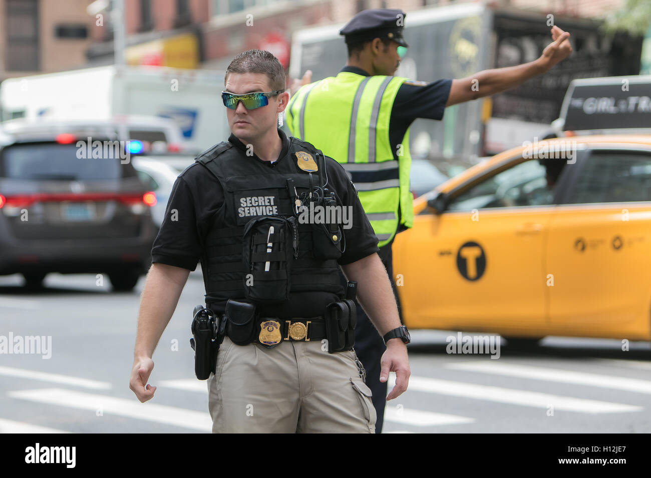 Un agente del Servicio Secreto está ayudando a dirigir el tráfico y mantener el carril reservado claras durante una Asamblea General de la ONU. Foto de stock