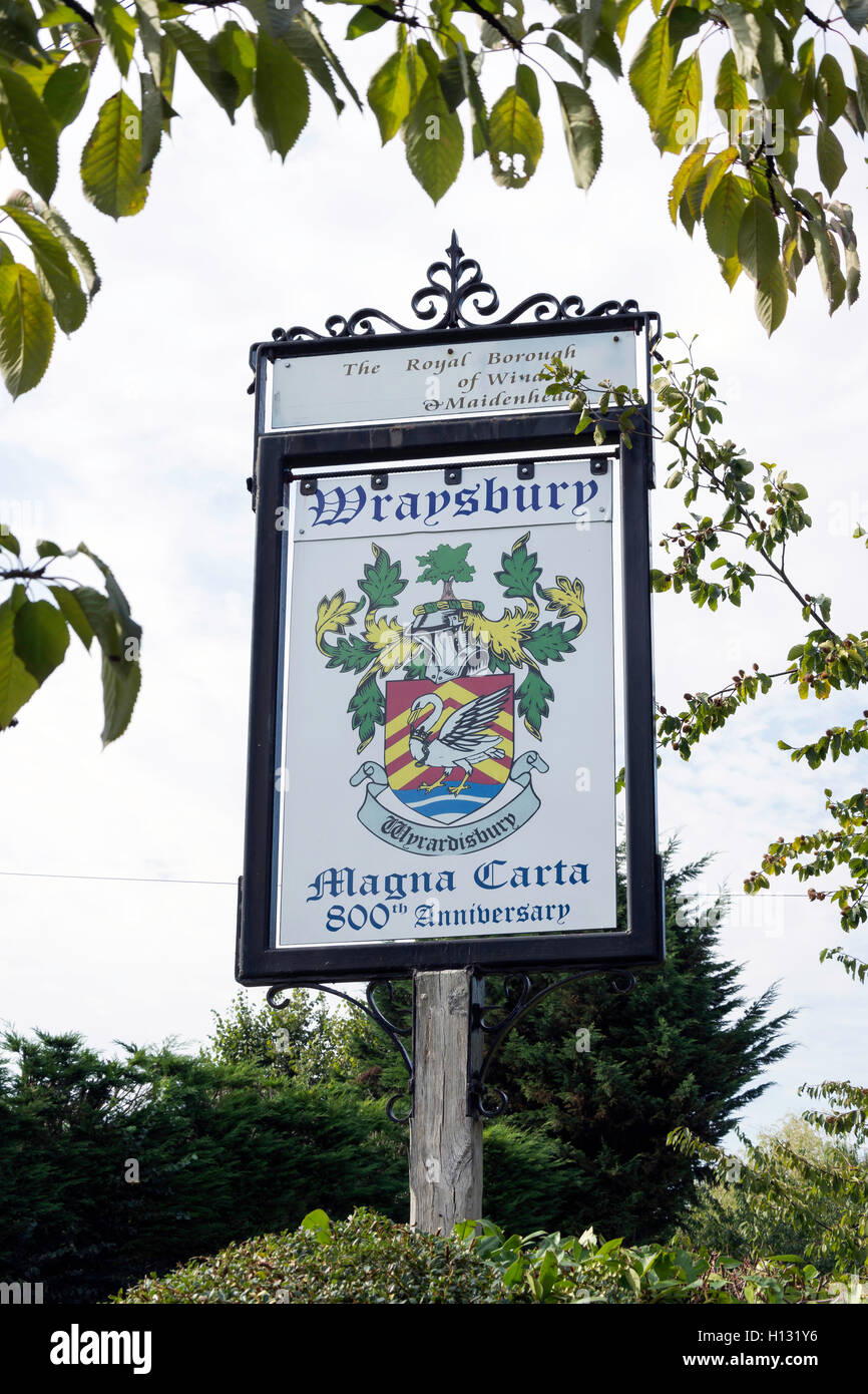 Carta Magna Wraysbury aniversario aldea signo, carretera, Wraysbury Welley, Berkshire, Inglaterra, Reino Unido Foto de stock